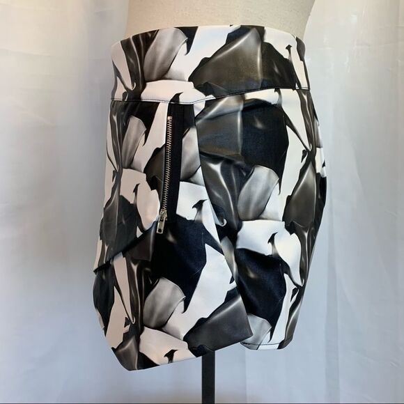 Beulah Black white floral faux leather skirt Sz M - Picture 2 of 8